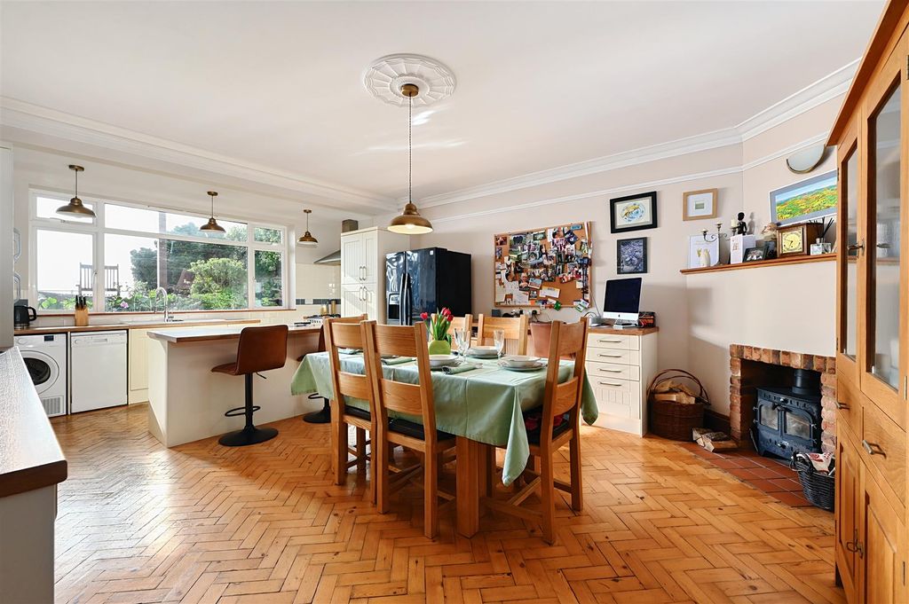Property photo 3 of 44