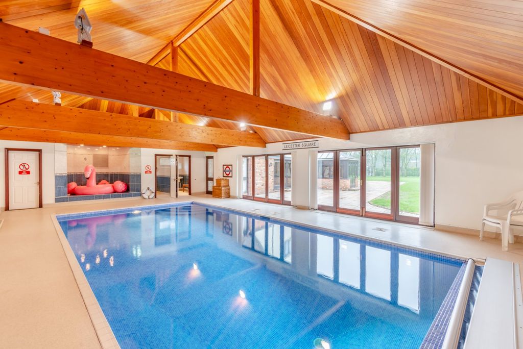 Property photo 2 of 16 Picture No. 11