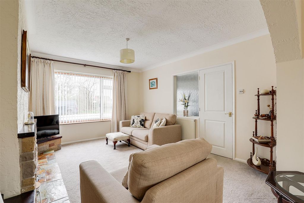 Property photo 2 of 22 10584.Jpg
