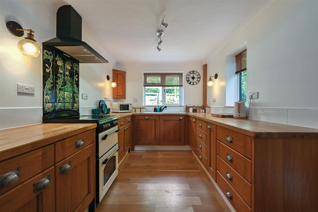Property photo 3 of 35 2 Beacon Hill (37).Jpg
