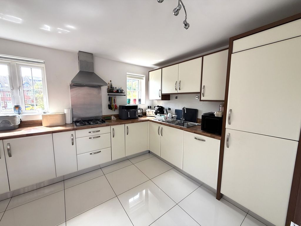 Property photo 2 of 19 Kitchen