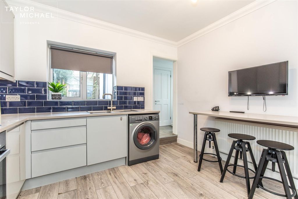 Property photo 2 of 10 Kitchen