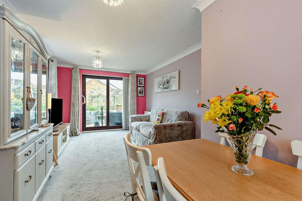 Property photo 3 of 14 8681918-Interior04-800.Jpg