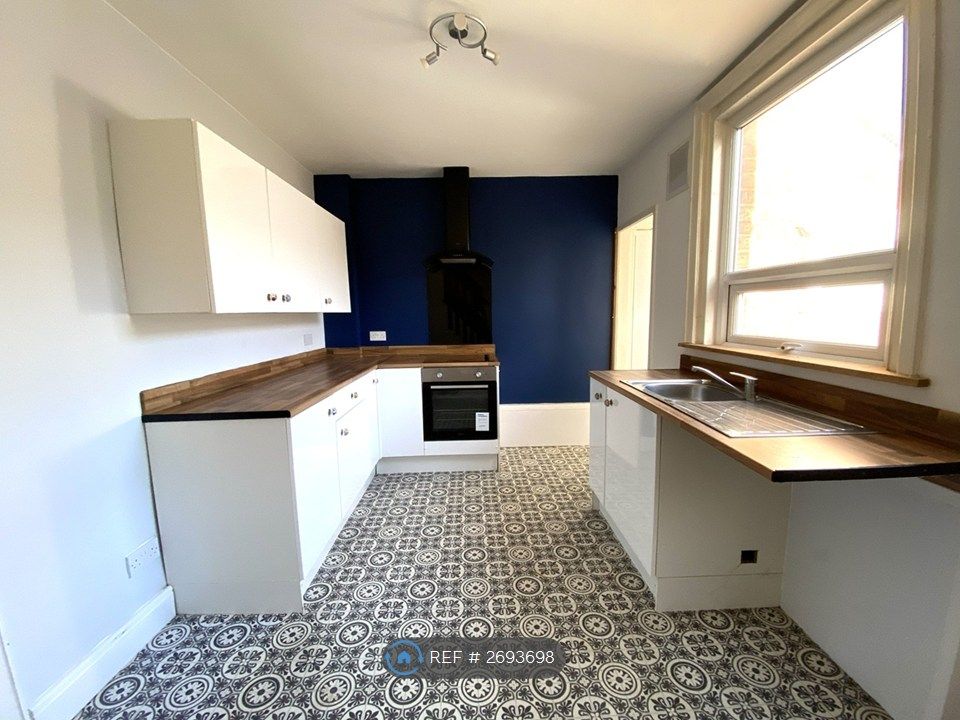 Property photo 2 of 7 Kitchen