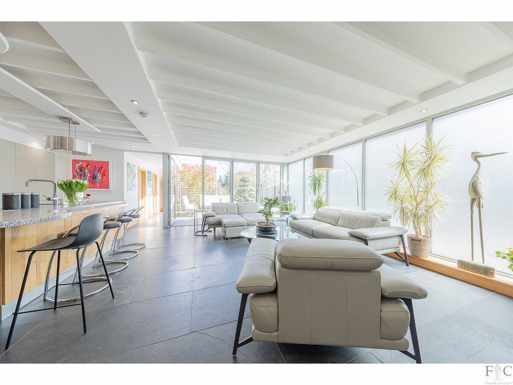 Property photo 3 of 44