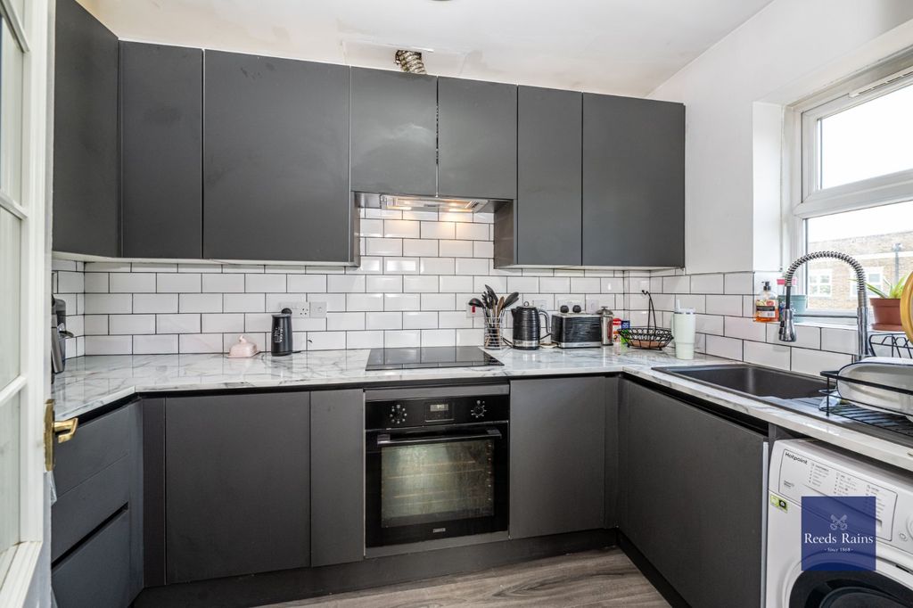 Property photo 3 of 12 Kitchen
