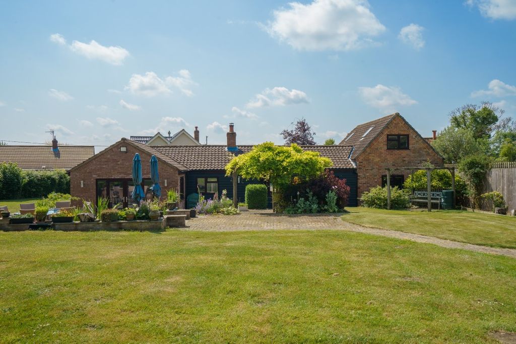 Property photo 2 of 30
