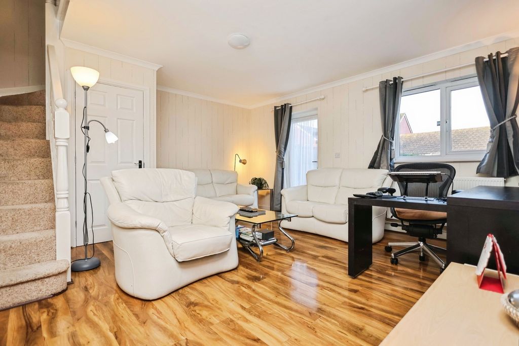 Property photo 3 of 19 Lounge