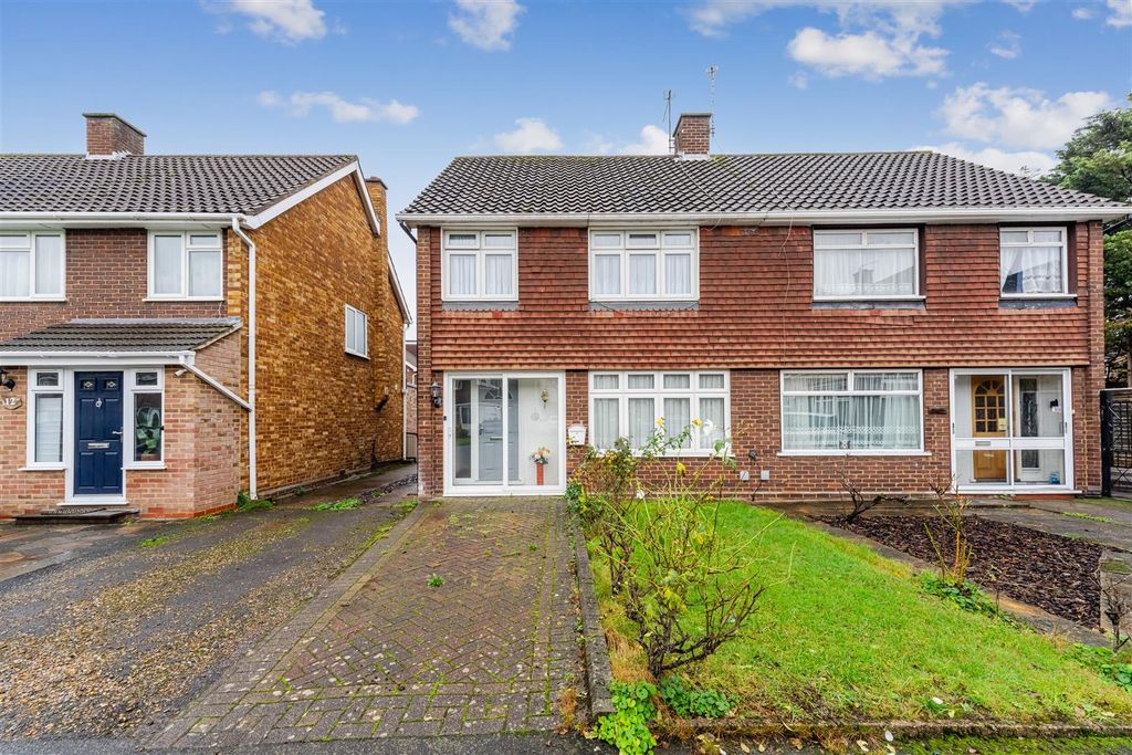 Property photo 1 of 27 14 Lynton Close, Isleworth Tw7 7Et-2.Jpg