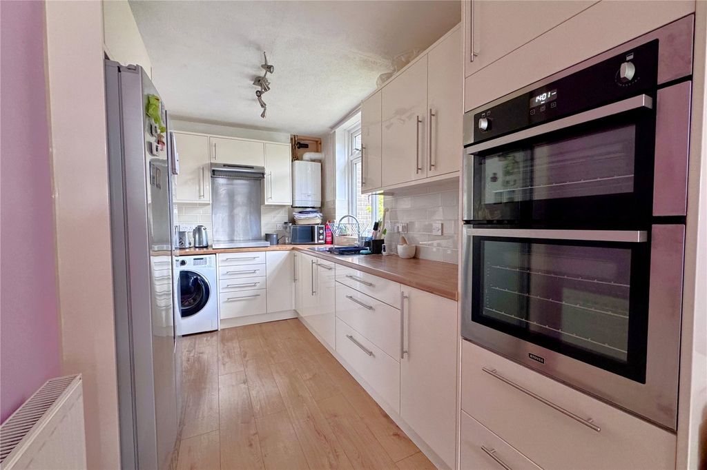 Property photo 2 of 11 Kitchen