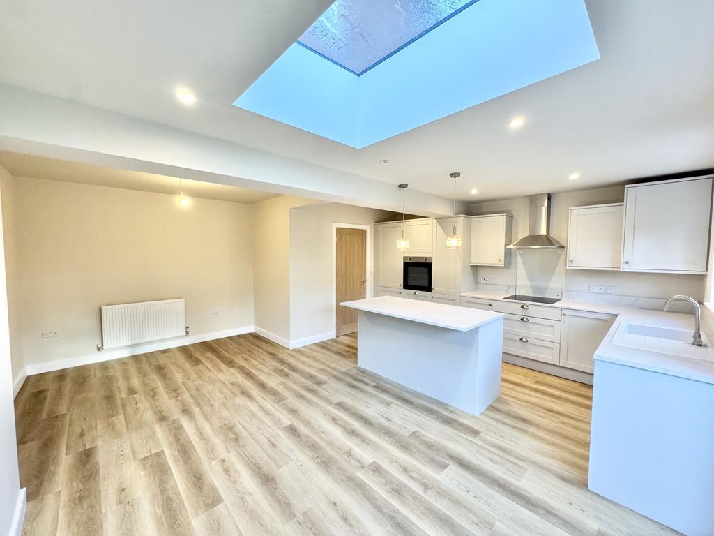 Property photo 3 of 17 Kitchen/Dining Room