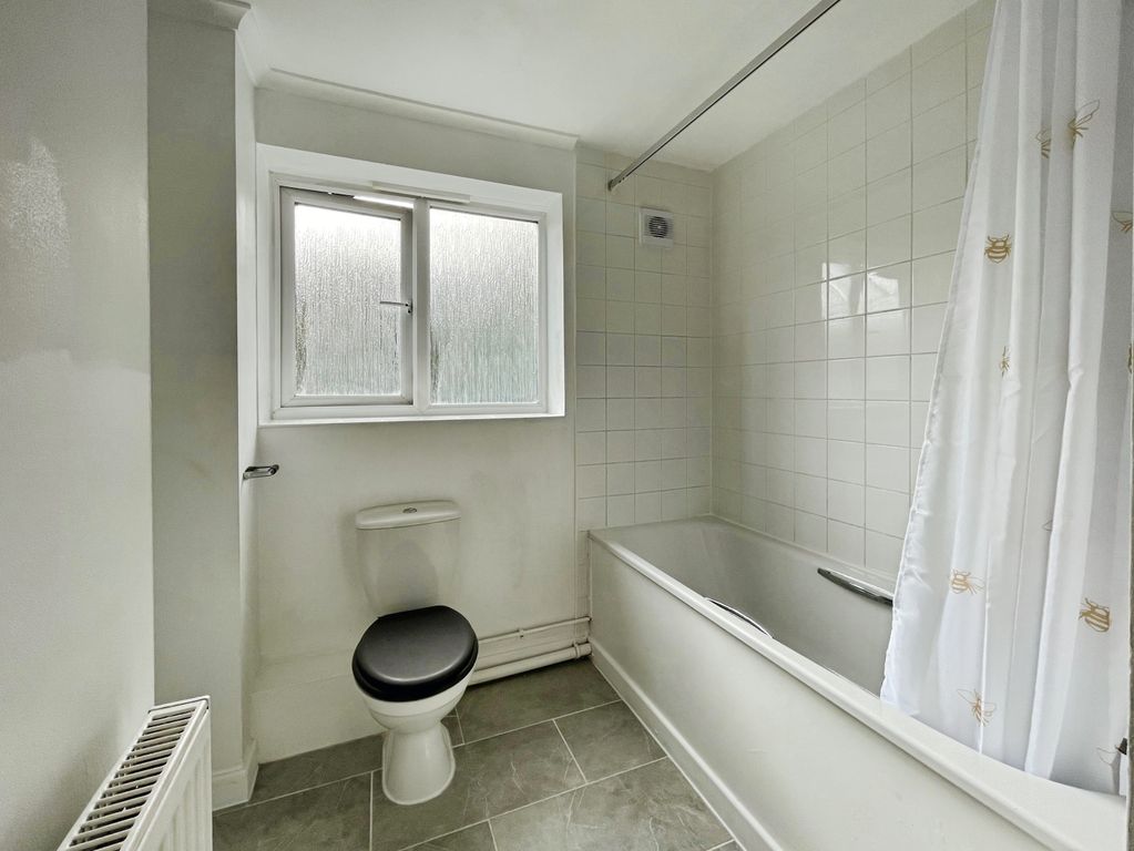 Property photo 3 of 12 d376Fb5c-Bathroom 201