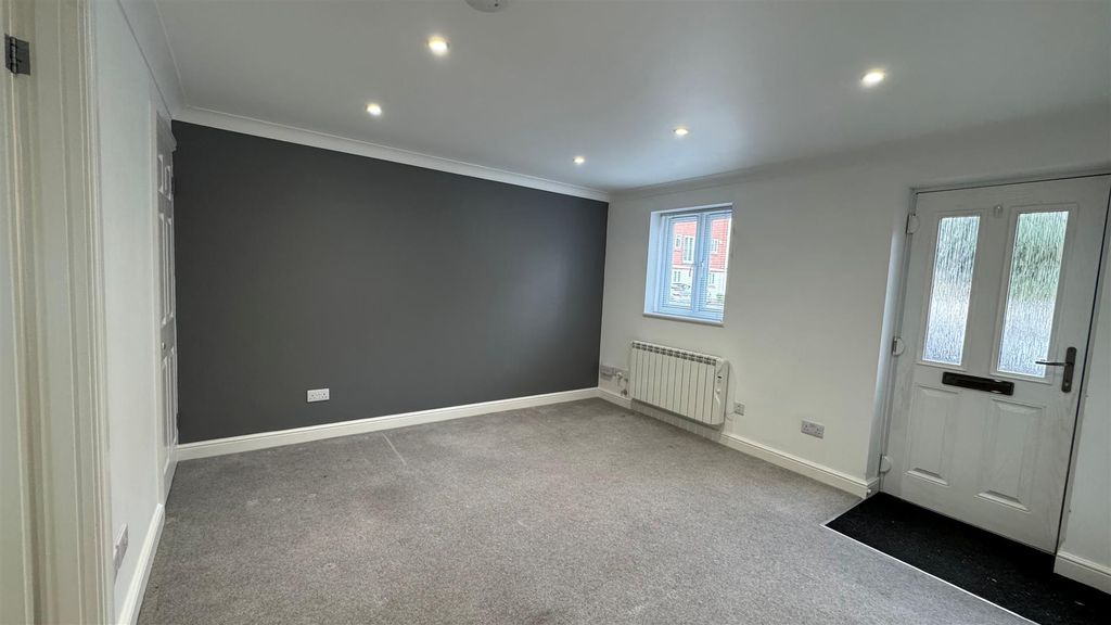 Property photo 2 of 11 Lounge (1).Jpg