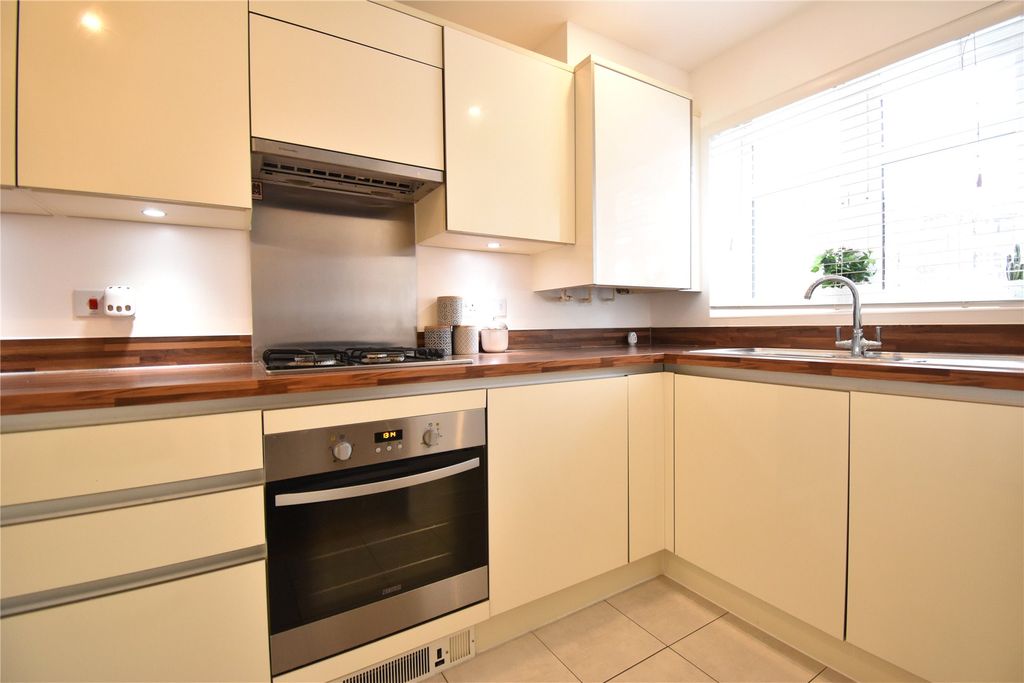 Property photo 2 of 7 Kitchen