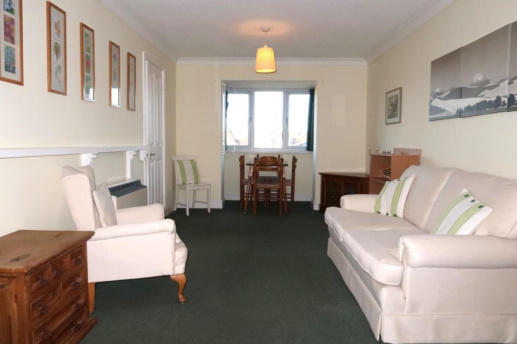 Property photo 3 of 13 Lounge