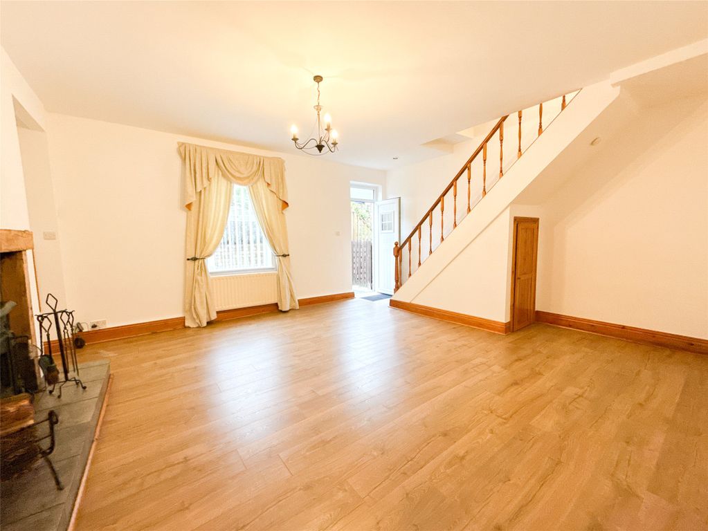 Property photo 3 of 17 Living Room