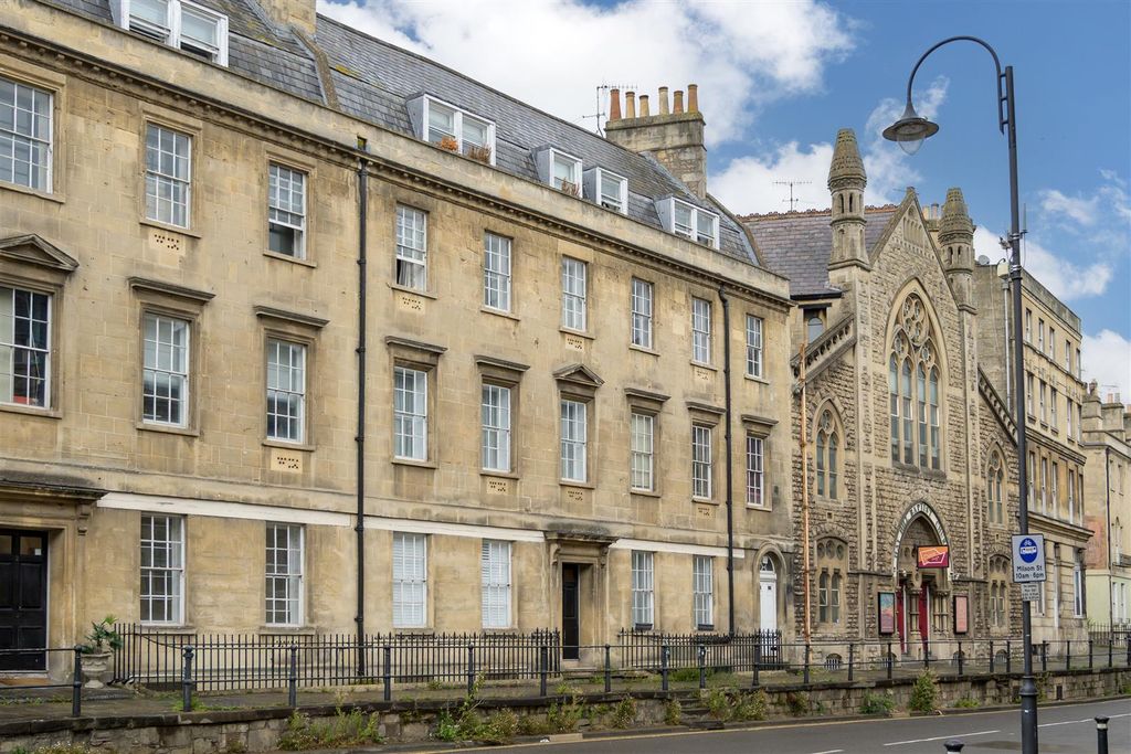Property photo 1 of 14 Flat 3 1 Fountain Buildings BA1 5Du-1.Jpg