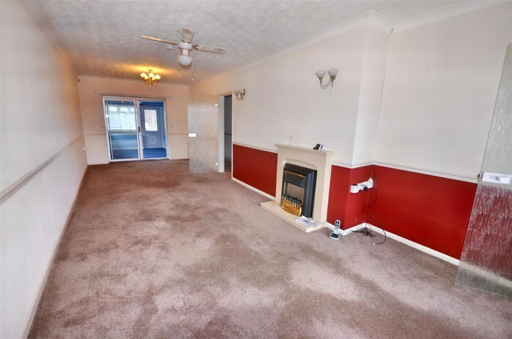 Property photo 2 of 13 Lounge