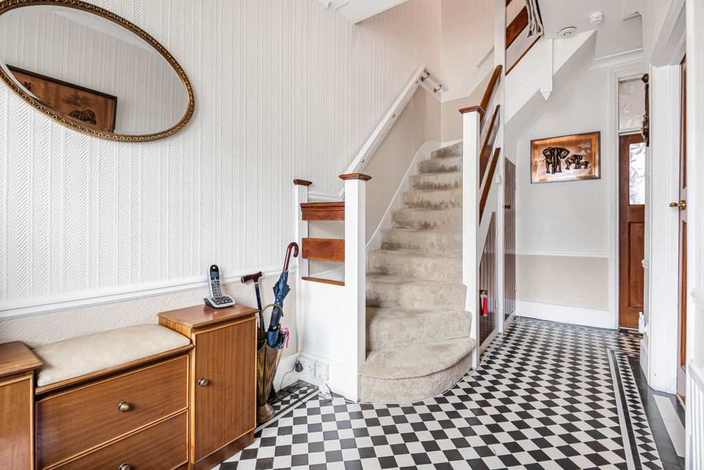 Property photo 2 of 20