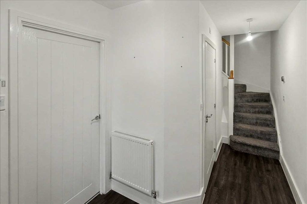 Property photo 2 of 19 Entrance Hall