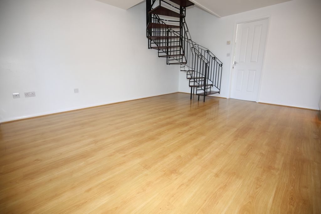 Property photo 3 of 10 Photo 05