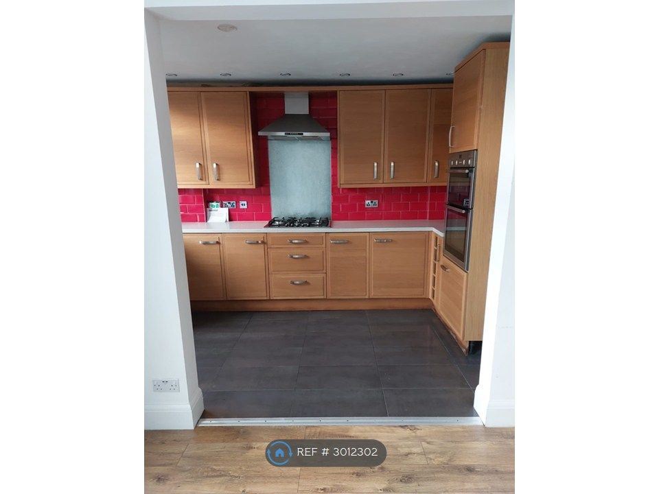 Property photo 3 of 12 Kitchen