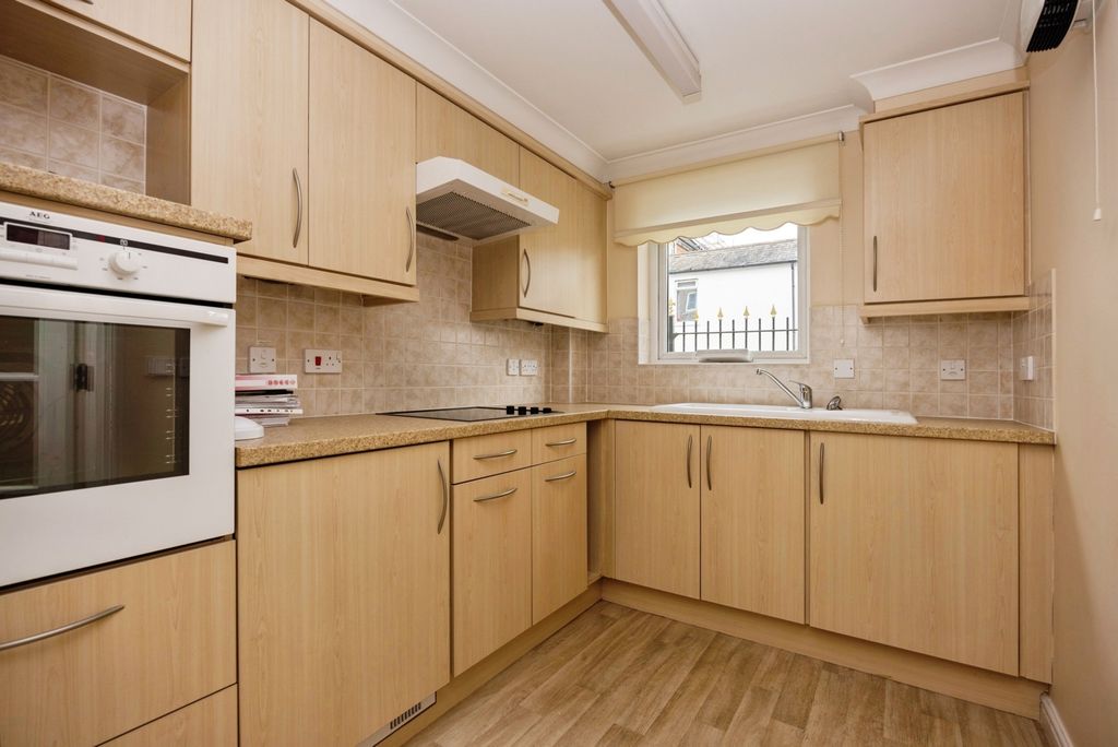 Property photo 3 of 20 Kitchen
