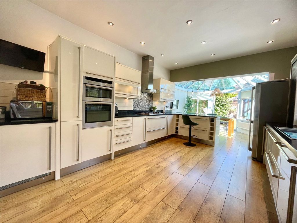 Property photo 2 of 32 Breakfast Kitchen