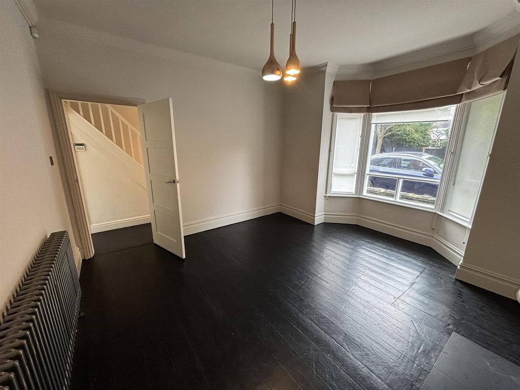 Property photo 3 of 29 Lounge