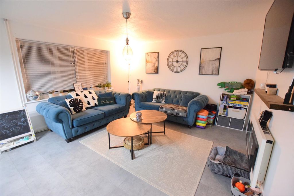 Property photo 2 of 22 Lounge