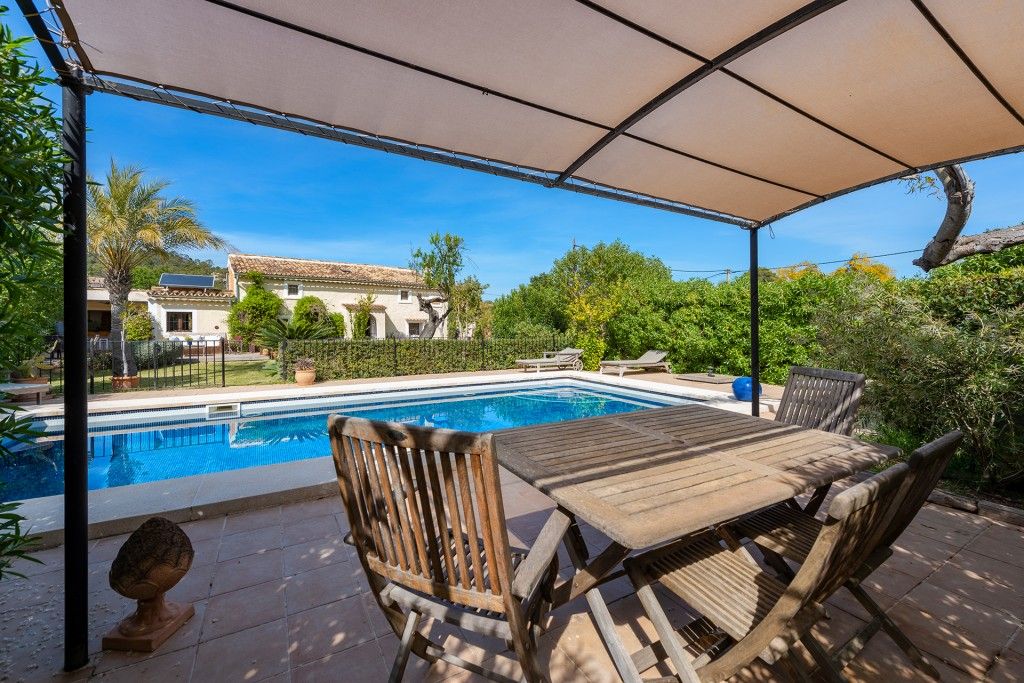 Property photo 1 of 20 Pool And Exterior (1)