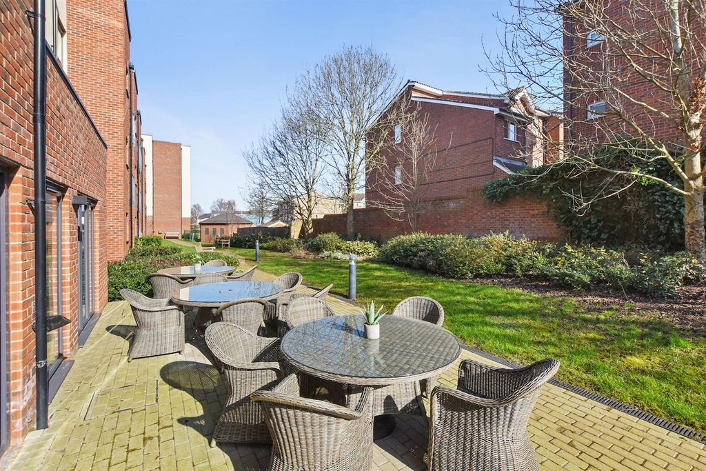 Property photo 3 of 16 06-8A3Fgcmcs - 42 Lionheart Court - Garden 2 -Orig