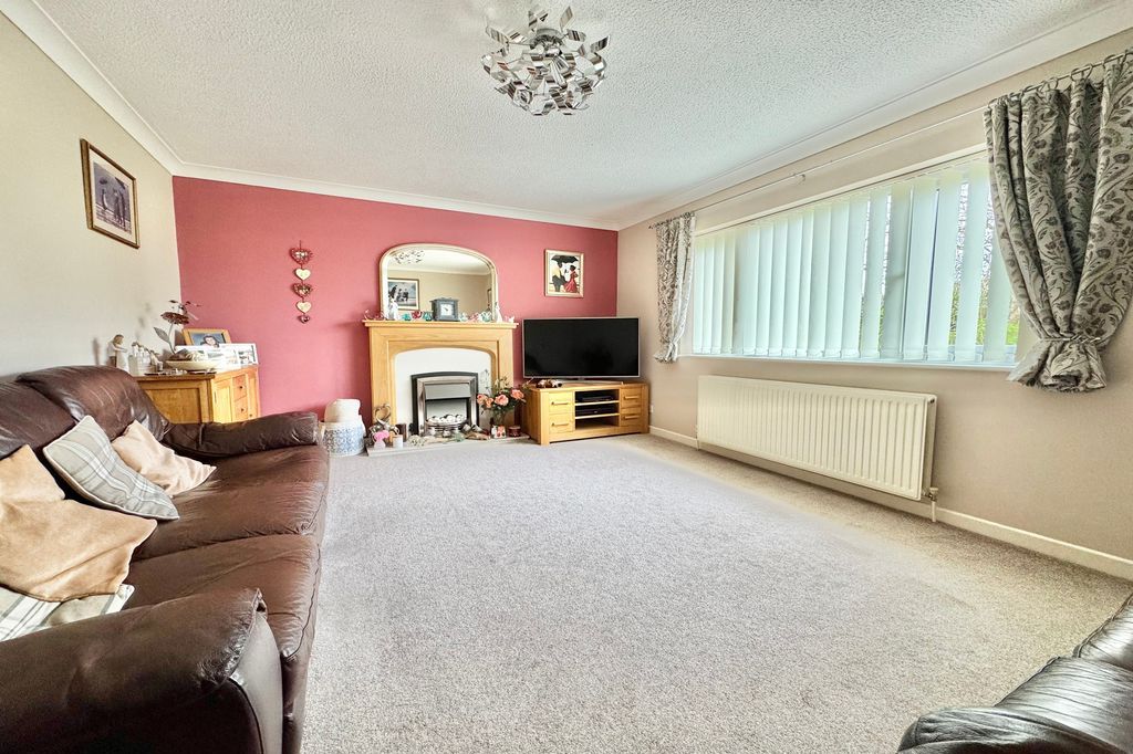 Property photo 3 of 21 Lounge