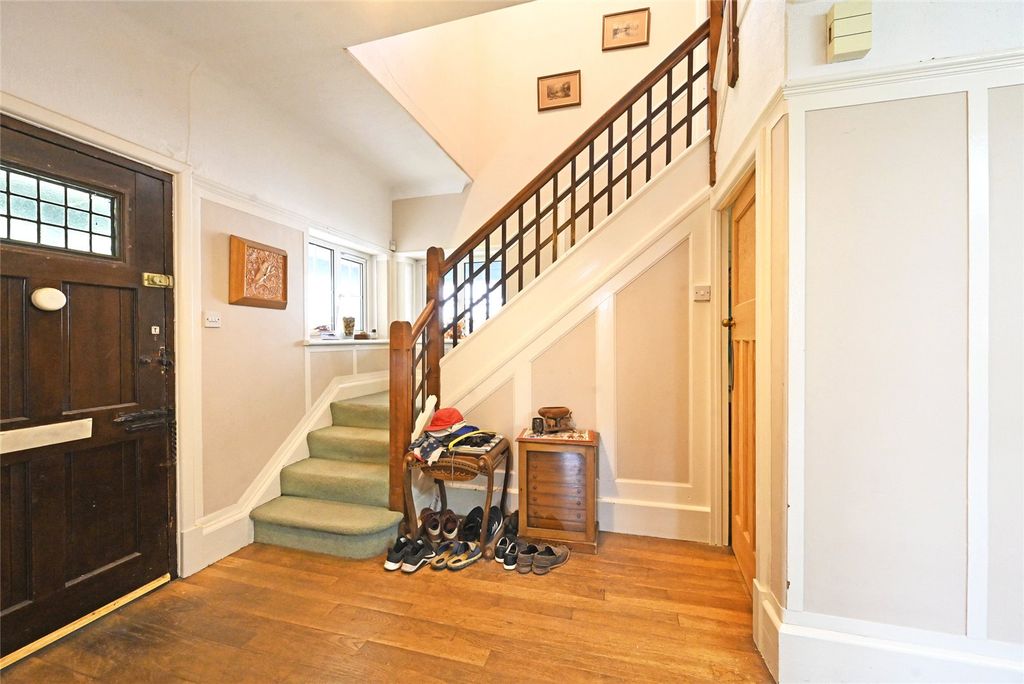 Property photo 3 of 30 Entrance Hall