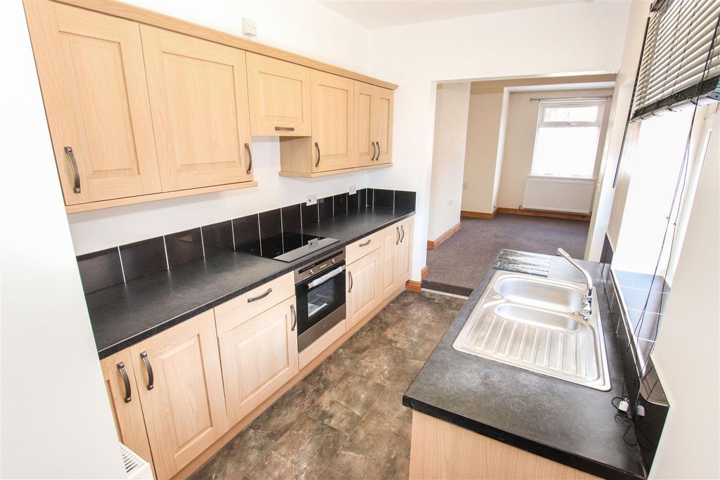 Property photo 2 of 16 Fitted Kitchen