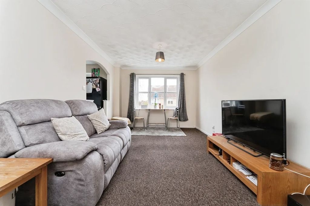 Property photo 1 of 7 Living Room