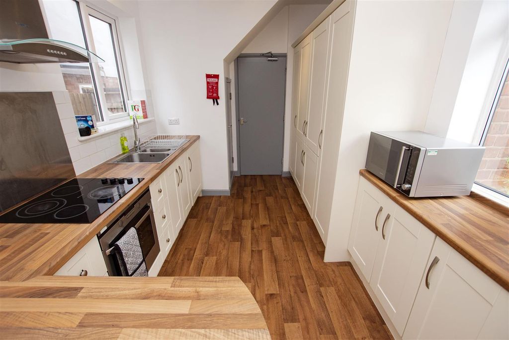 Property photo 3 of 16 Approach