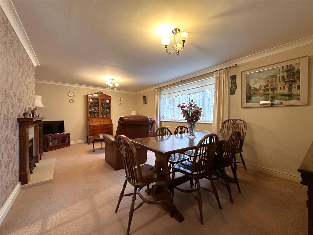 Property photo 2 of 22 Generous Loiunge/Diner 234