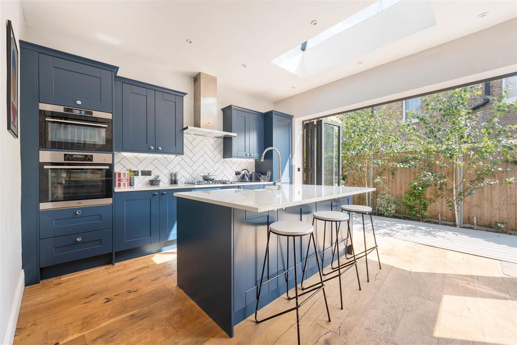 Property photo 2 of 30 Cavendish Drive, E11