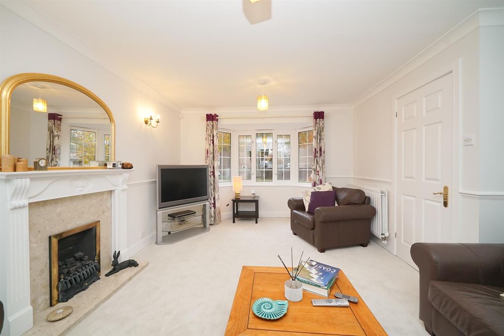 Property photo 2 of 24 Lounge