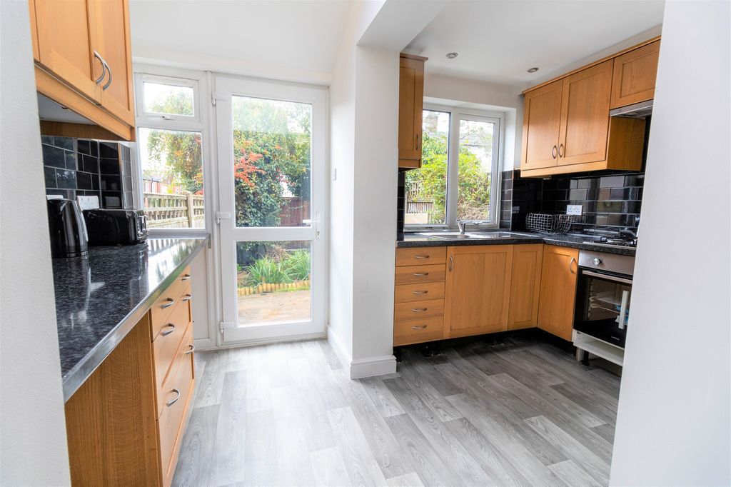 Property photo 2 of 9 Kitchen