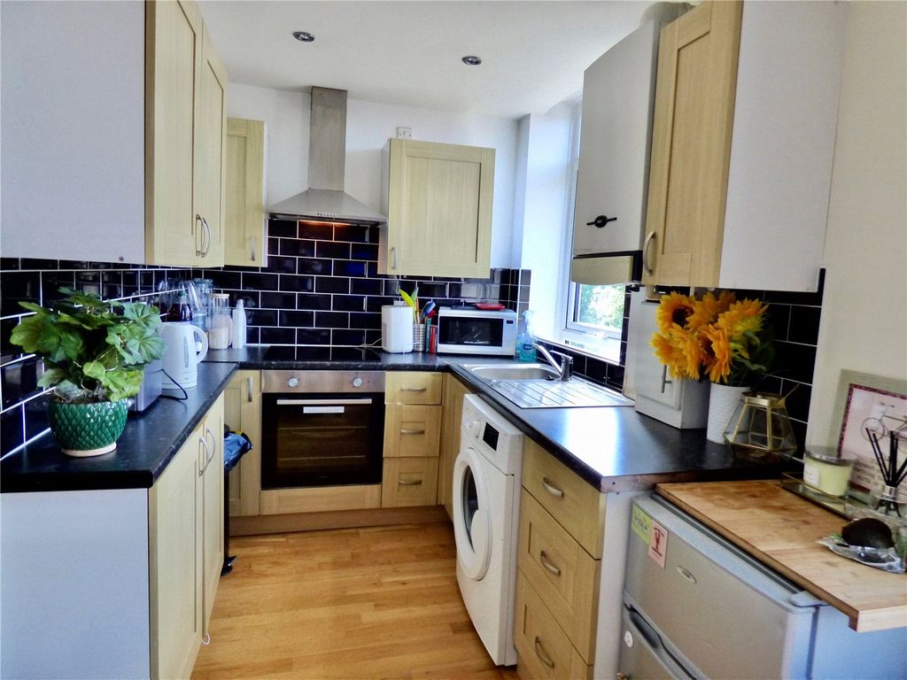 Property photo 3 of 10 Kitchen