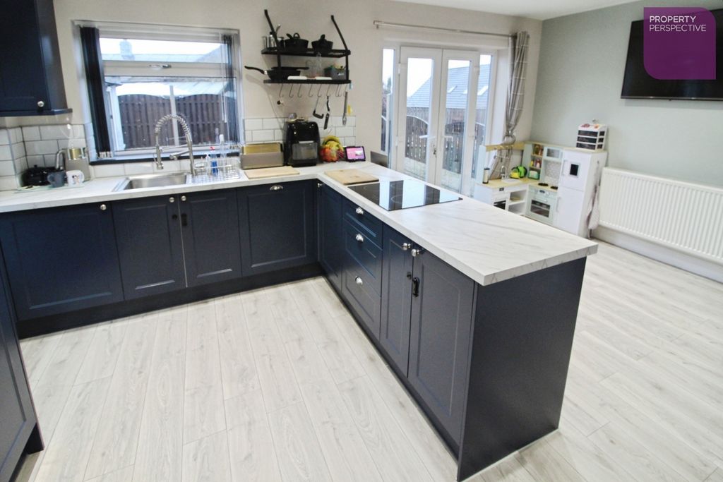 Property photo 3 of 11 Dining Kitchen