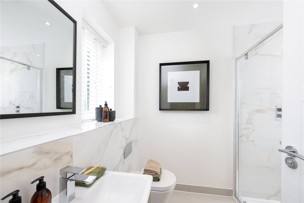 Property photo 3 of 8 En Suite