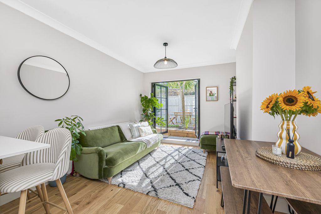 Property photo 1 of 7 Lydden Grove, Wandsworth, London Sw18
