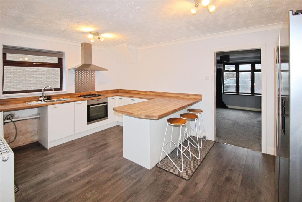 Property photo 3 of 15 Fitted Kitchen / Diner