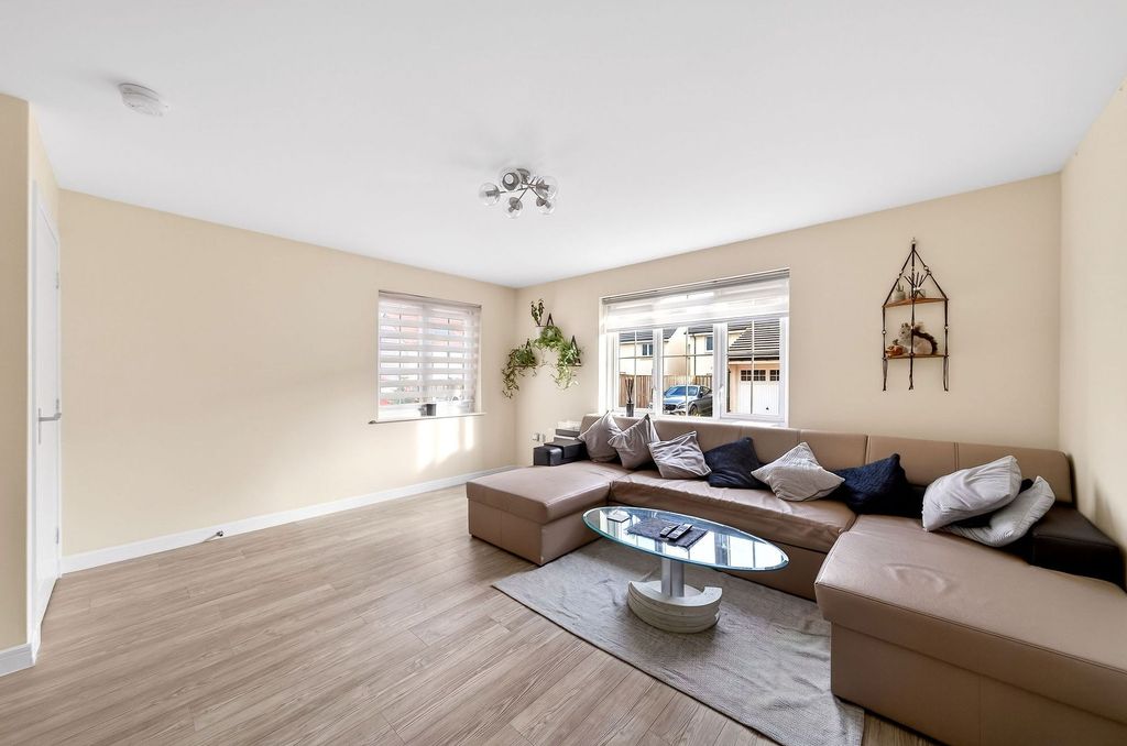 Property photo 3 of 33 Lounge