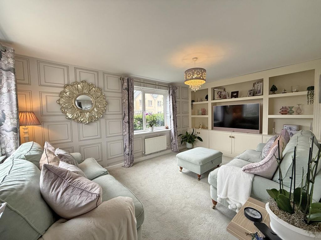 Property photo 2 of 24 Grassendale Avenue 10 - Lounge Front.Jpg