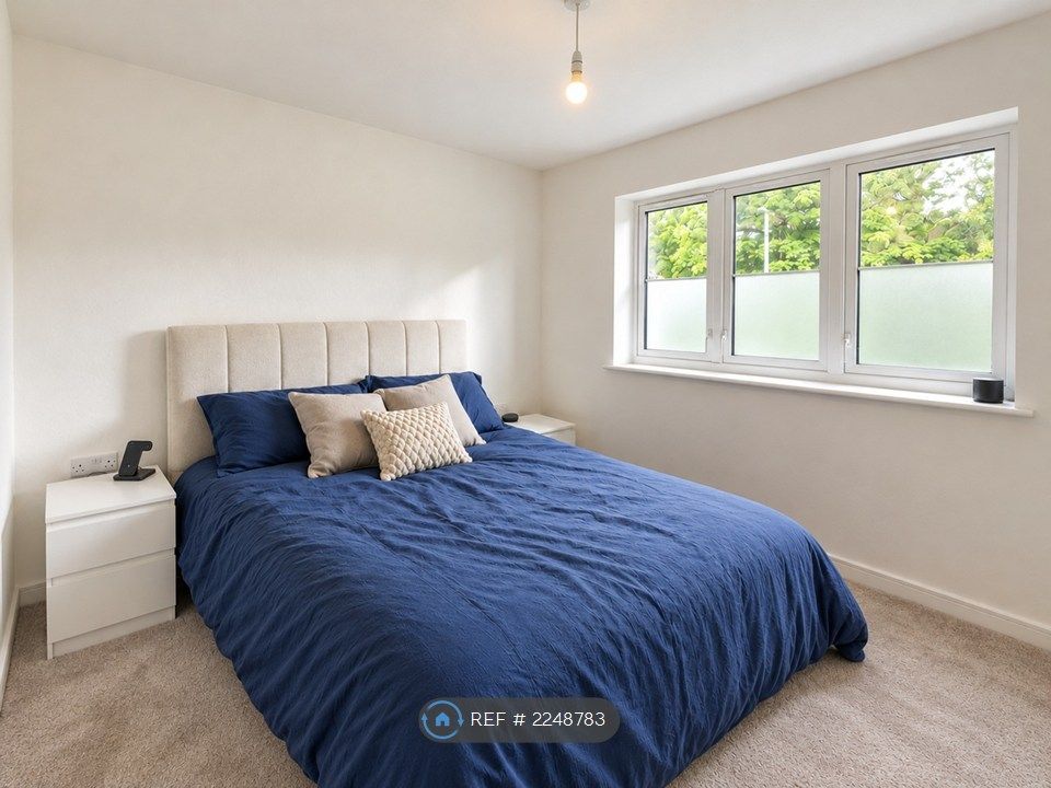 Property photo 3 of 11 Ensuite King Master Bedroom