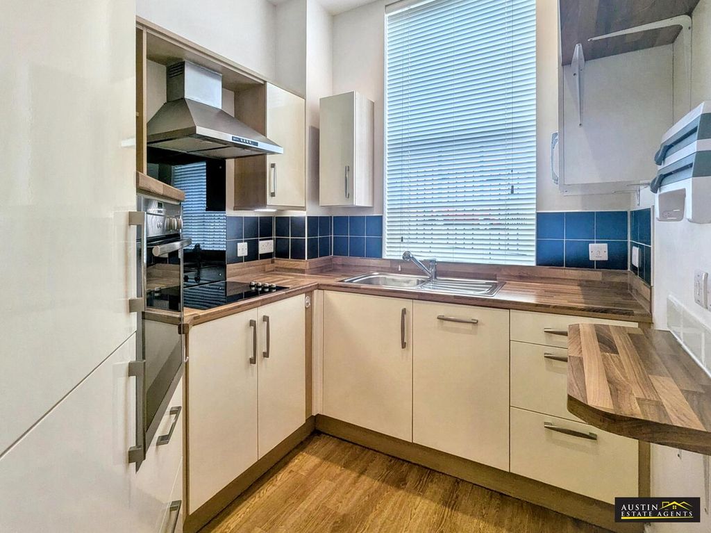 Property photo 3 of 18 Kitchen